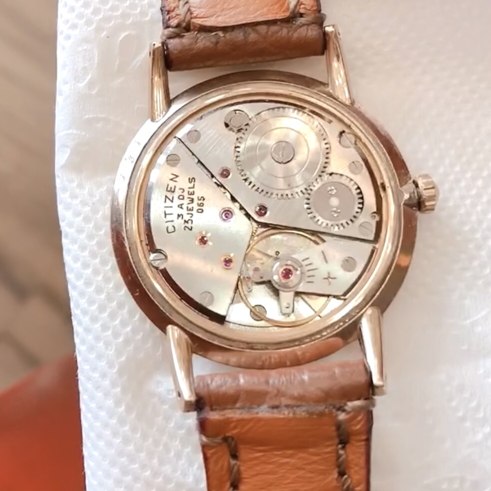 Đồng hồ cổ Citizen kim đĩa bản đặc biệt 12 con giáp đính hột xoàn chính hãng nhật bản với Mặt số zin kim đĩa kết hợp với cọc số nổi đính hột xoàn rất đẹp.
