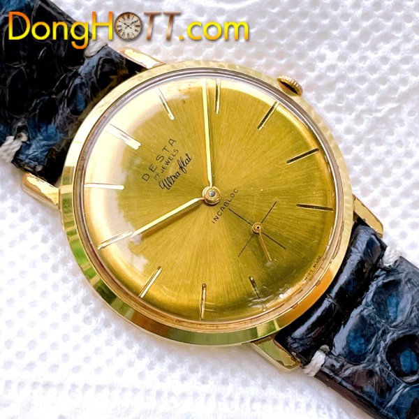 Đồng hồ cổ DESTA lên dây lacke vàng 18k chính hãng Thụy Sĩ với Mặt số zin 3 kim kết hợp với cọc số nổi rất đẹp.  Thông tin kỹ thuật đồng hồ cổ: Đồng hồ Rado Thụy Sĩ sản xuất  -Size 34 mm không tính núm -Mặt số zin 3 kim kết hợp với cọc số nổi rất đẹp. -Vỏ lacke vàng 18K rất đẹp -Đáy lacke vàng 18K rất đẹp -Núm zin bọc vàng 10k không bong tróc -Kính zin còn trong suốt không ngã màu -Dây được thay thế : Dây da cá sấu ngoại nhập -Máy DESTA lên dây chính hãng Thụy Sĩ còn rất mới và chạy rất chuẩn -Giá : 2,800,000 -Gọi ngay alo/zalo (090 1255100) Trần Quan Thái ------------------------------------------- ĐỒNG HỒ TT - SINCE 1960 Facebook: Thai Tran Fanpage: Đồng Hồ TT  Website: DONGHOTT.COM Address: - Số 2116-2118 Quốc Lộ 1A, Phường Tân Chánh Hiệp, Quận 12, Tp. HCM - Số 52, Đường T5, P. Tây Thạnh, Q. Tân Phú, Tp HCM