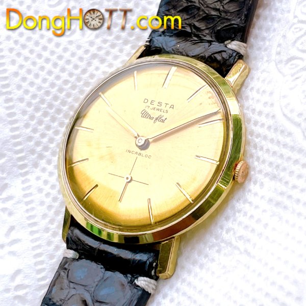 Đồng hồ cổ DESTA lên dây lacke vàng 18k chính hãng Thụy Sĩ với Mặt số zin 3 kim kết hợp với cọc số nổi rất đẹp.  Thông tin kỹ thuật đồng hồ cổ: Đồng hồ Rado Thụy Sĩ sản xuất  -Size 34 mm không tính núm -Mặt số zin 3 kim kết hợp với cọc số nổi rất đẹp. -Vỏ lacke vàng 18K rất đẹp -Đáy lacke vàng 18K rất đẹp -Núm zin bọc vàng 10k không bong tróc -Kính zin còn trong suốt không ngã màu -Dây được thay thế : Dây da cá sấu ngoại nhập -Máy DESTA lên dây chính hãng Thụy Sĩ còn rất mới và chạy rất chuẩn -Giá : 2,800,000 -Gọi ngay alo/zalo (090 1255100) Trần Quan Thái ------------------------------------------- ĐỒNG HỒ TT - SINCE 1960 Facebook: Thai Tran Fanpage: Đồng Hồ TT  Website: DONGHOTT.COM Address: - Số 2116-2118 Quốc Lộ 1A, Phường Tân Chánh Hiệp, Quận 12, Tp. HCM - Số 52, Đường T5, P. Tây Thạnh, Q. Tân Phú, Tp HCM