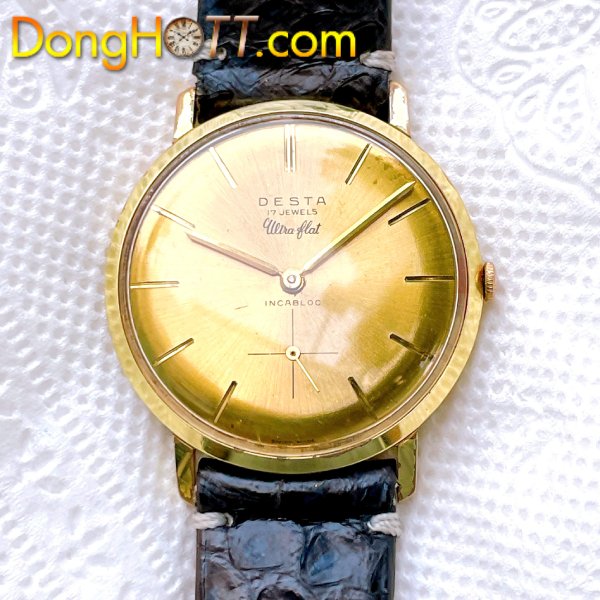 Đồng hồ cổ DESTA lên dây lacke vàng 18k chính hãng Thụy Sĩ với Mặt số zin 3 kim kết hợp với cọc số nổi rất đẹp.  Thông tin kỹ thuật đồng hồ cổ: Đồng hồ Rado Thụy Sĩ sản xuất  -Size 34 mm không tính núm -Mặt số zin 3 kim kết hợp với cọc số nổi rất đẹp. -Vỏ lacke vàng 18K rất đẹp -Đáy lacke vàng 18K rất đẹp -Núm zin bọc vàng 10k không bong tróc -Kính zin còn trong suốt không ngã màu -Dây được thay thế : Dây da cá sấu ngoại nhập -Máy DESTA lên dây chính hãng Thụy Sĩ còn rất mới và chạy rất chuẩn -Giá : 2,800,000 -Gọi ngay alo/zalo (090 1255100) Trần Quan Thái ------------------------------------------- ĐỒNG HỒ TT - SINCE 1960 Facebook: Thai Tran Fanpage: Đồng Hồ TT  Website: DONGHOTT.COM Address: - Số 2116-2118 Quốc Lộ 1A, Phường Tân Chánh Hiệp, Quận 12, Tp. HCM - Số 52, Đường T5, P. Tây Thạnh, Q. Tân Phú, Tp HCM