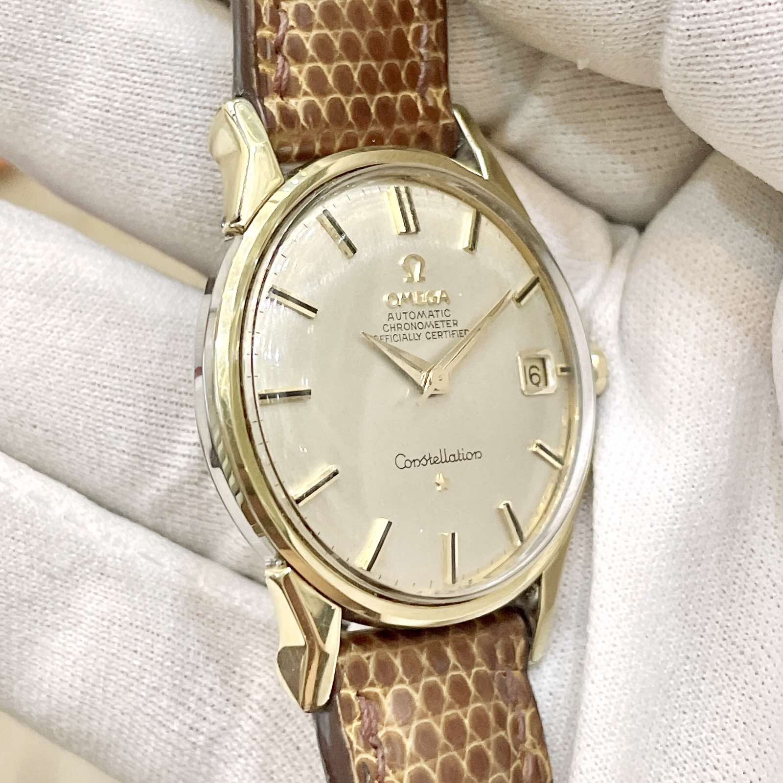 Đồng hồ cổ Omega Constellation Automatic dmi chính hãng Thụy Sĩ với Mặt số Zin 3 kim 1 lịch kết hợp với cọc số nổi rất đẹp.